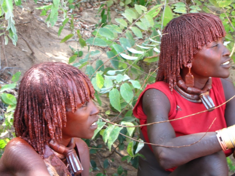 plemię Hamer - kobiety ciało i włosy smarują ochrą