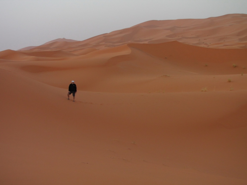 Sahara - spacer przed wschodem słońca