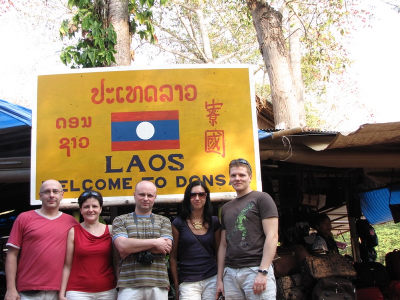 żeby nie było - pod tabliczką - Laos 