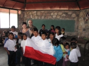 dzieci ze szkoły dostały od nas polską flagę w prezencie