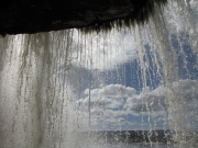 Park Canaima - wodospady El Sapo i El Hacha - w czasie wędrówki pod wodospadem