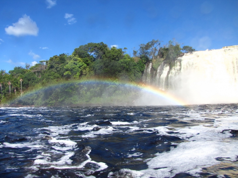 Park Canaima - wodospady El Sapo i El Hacha - tęczowo